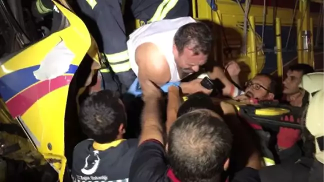 Saman Yüklü Kamyon, Tır Çarptı: 1 Yaralı