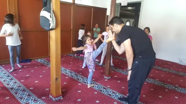 Devrek'te Öğrencilere Kick-boks Eğitimi Veriliyor