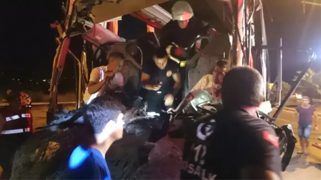Tur Otobüsü ile Tır Çarpıştı: 1 Ölü, 11 Yaralı