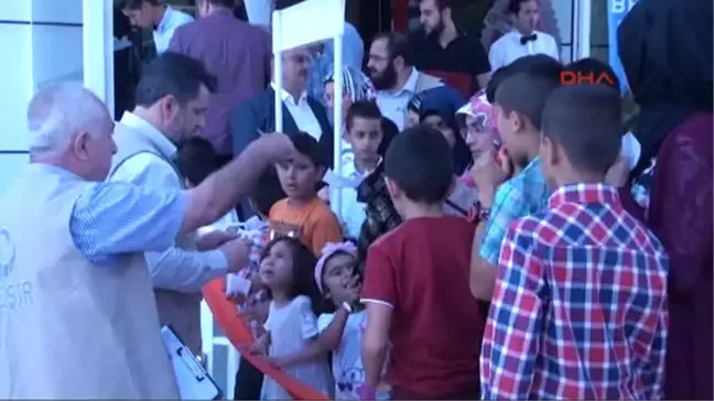 Sivas'ta Yetim ve İhtiyaç Sahibi Çocuklara Bayramlık