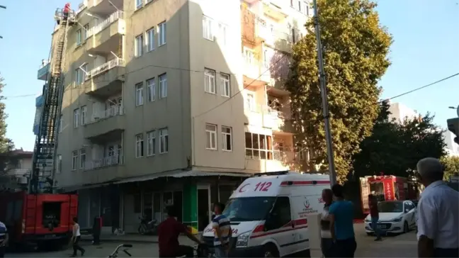 Binanın Çatı Katında Yangın Çıktı