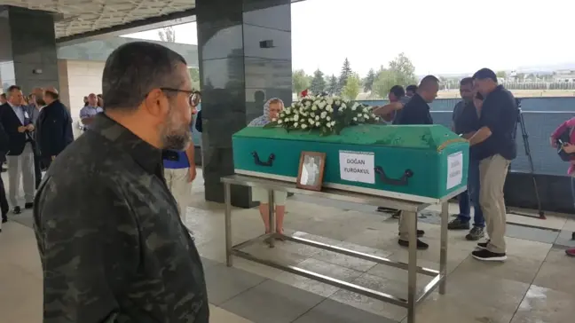 Duayen Gazeteci Doğan Yurdakul'un Cenazesine Soner Yalçın'ın Bakışı Damga Vurdu