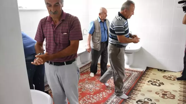 Köy Camisinde Ev Titizliğini Yaşatıyorlar