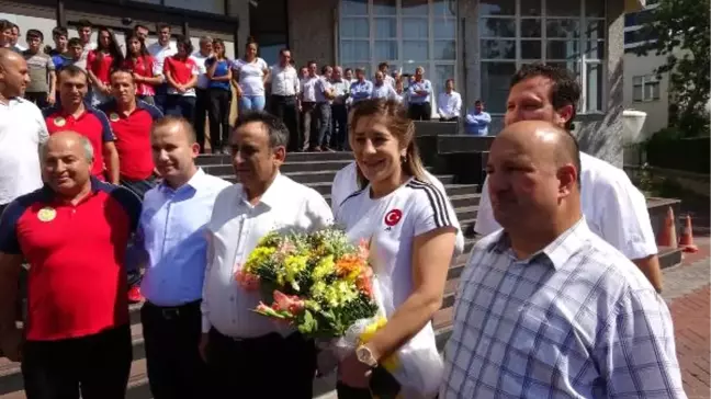 Dünya Şampiyonu Güreşçi Yasemin'e Davul-zurnalı Karşılama