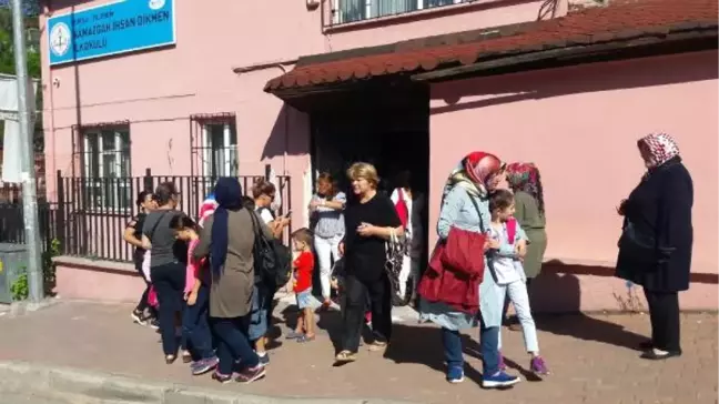 Anne, Okul Koridorunda Oğlunun Öğretmenini Bıçakladı (2)