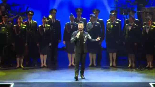 Tarkan ve Kızıl Ordu Korosu Aynı Sahnede