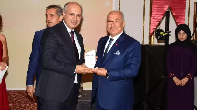 Meü Rektör Çamsarı'ya 'Üniversite-Kent Bütünleşmesi' Ödülü Verildi