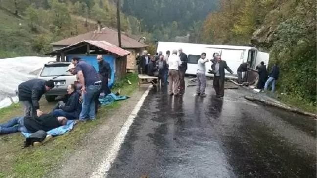 Turizm Acentesi Temsilcilerini Taşıyan Otobüs Devrildi: 16 Yaralı