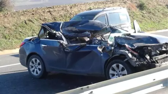 Tır'a Çarpan Otomobildeki 3 Kişi Yaralandı
