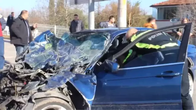Yolcu Midibüsüne Çarpan Lüks Otomobilde Can Pazarı: 1'i Ağır, 3 Yaralı