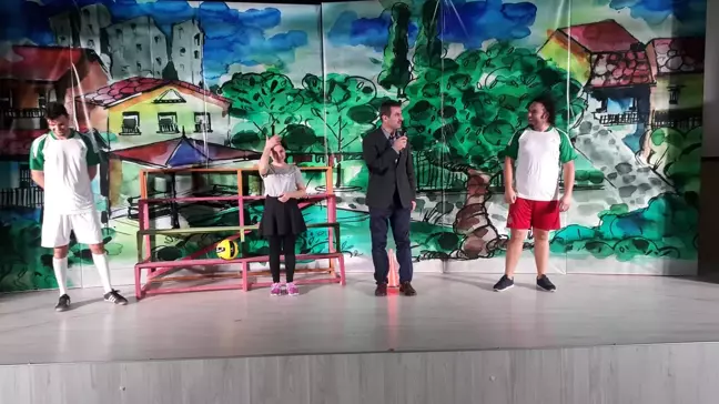 Kartepeli Minikler Tezcan'ın Düşleri'ni İzledi