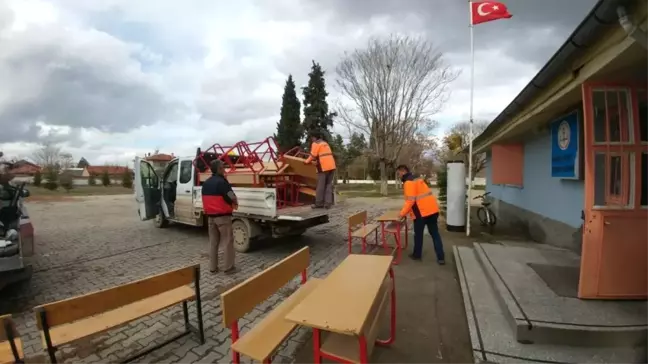 Çivril'de Okullara Sıra Yardımı