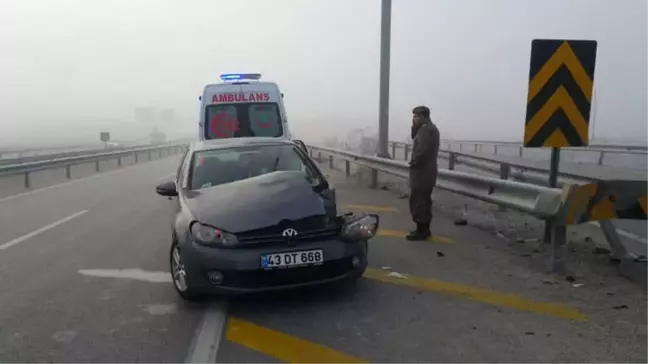 Kütahya'da Polis Aracı Bariyerlere Çarptı: 2 Yaralı