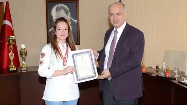 Ödüllü Öğrenciler Mutluluklarını Rektör Çamsarı ile Paylaştı