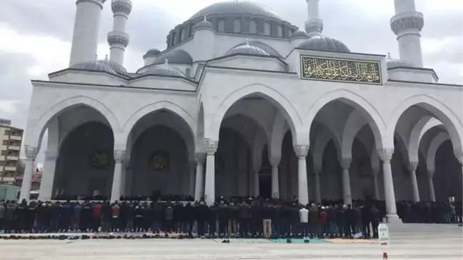 Cuma Namazı Çıkışı Sorduk: 'İslam Güncellenmeli Mi?' Tartışması İçin Ne Diyorsunuz?