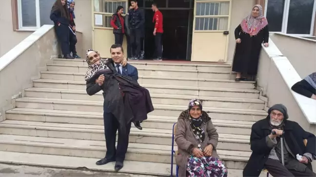 Kaynaşlı'da Yaşlılara Yemek İkramı