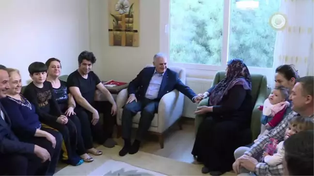 Başbakan Yıldırım, Tire'de İki Aileyi Ziyaret Etti