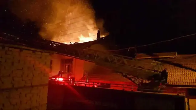 Isparta'da Ahşap Ev Yangında Küle Döndü