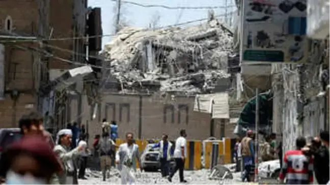 Suudi Arabistan'dan Yemen'deki Cumhurbaşkanlığı Sarayı'na 2 Hava Saldırısı