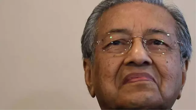 Malezya'da 92 Yaşında 60 Yıllık İktidarı Deviren Doktor: Mahathir Muhammed