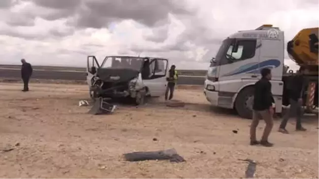 Şanlıurfa'da Tır Yol Çalışması Yapılan Alana Girdi: 3 Yaralı