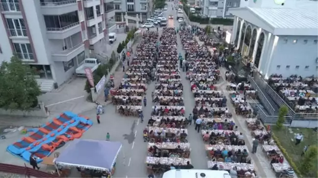 Derebahçe'de 3 Bin Kişilik Dev İftar