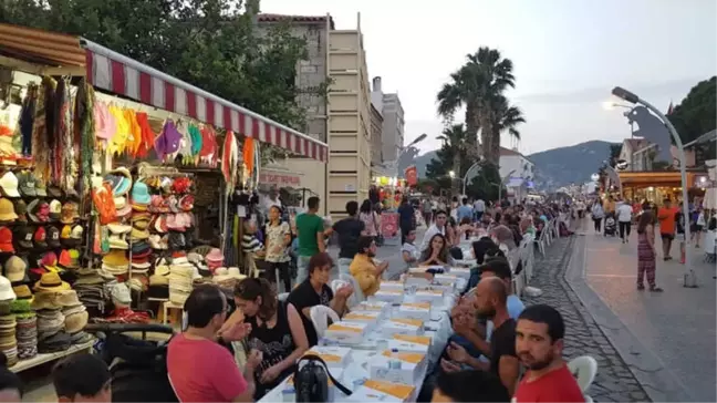 Foça AK Parti'den Dev İftar Sofrası