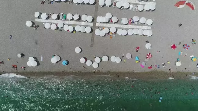 Meteoroloji Uyarınca Antalyalılar Denize Akın Etti