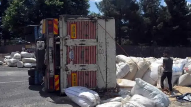 Devrilen Kamyonun Kasasındaki Saman Çuvalları Yola Saçıldı