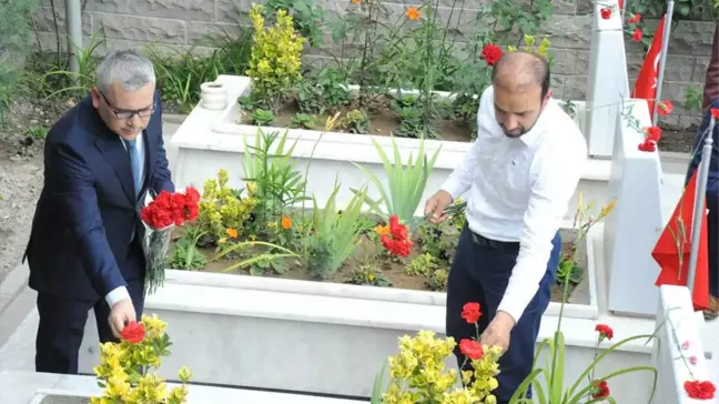 Niğde Protokolünden Şehitliğe Bayram Ziyareti