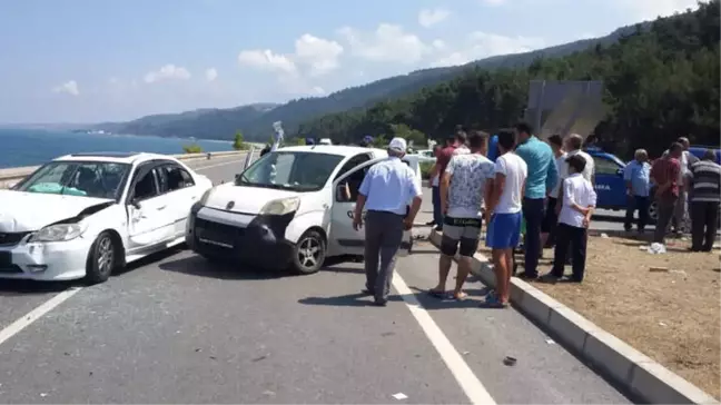 Samsun'da Otomobil ile Kamyonet Çarpıştı: 8 Yaralı