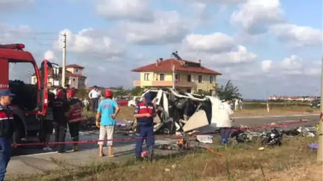 Hafif Ticari Araç, İki Motosiklete Çarpıp Devrildi: 7 Ölü, 3 Yaralı (3)