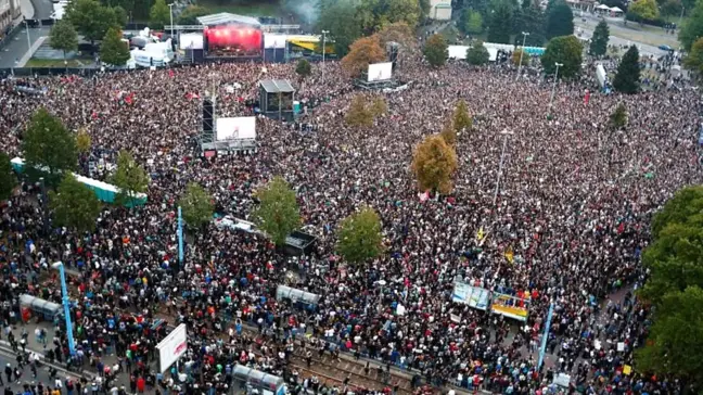 Almanya'da 50 Bin Kişi Irkçılığa 'Hayır' Konserine Katıldı
