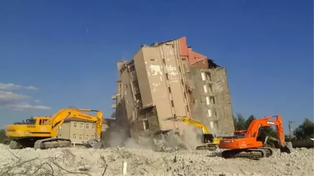 Eski Devlet Hastanesi Binası Saniyeler İçinde Tamamen Yıkıldı