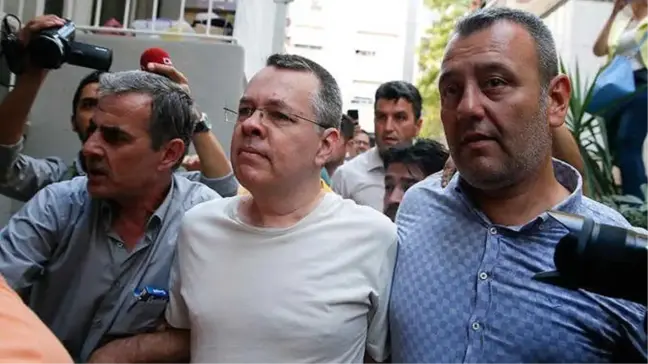 Denetimli Serbestlik Bürosu Ekipleri, Brunson'un Evinden Kelepçe ve Elektronik Sinyal Cihazını Alarak Ayrıldı.
