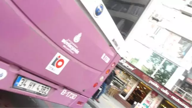 Fatih'te Temizlik Aracı Belediye Otobüsüne Çarptı