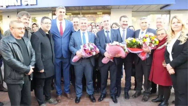 Burhaniye'de Çeklerle Karşılandılar