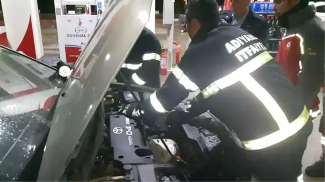 Otomobile Giren Yaramaz Kedi Tamirhanede Çıkarıldı