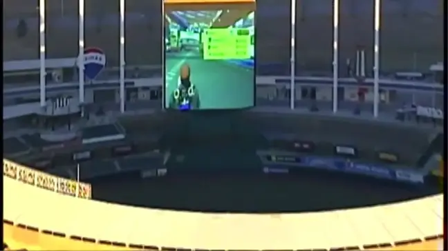 Dev Stadyum Ekranında Mario Oynayanlar Helikopterle Görüntülendi (Video)