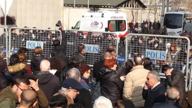 Hdp'li Milletvekili Leyla Güven Cezaevinden Ambulansla Çıktı
