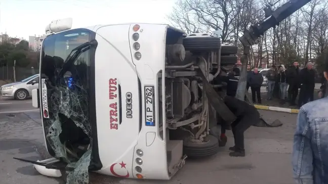 Kocaeli'de İşçi Servisi ile Hafif Ticari Araç Çarpıştı: 6 Yaralı