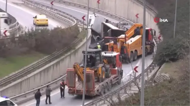 Tem Otoyolu'nda Tır Devrildi Trafik Felç Oldu