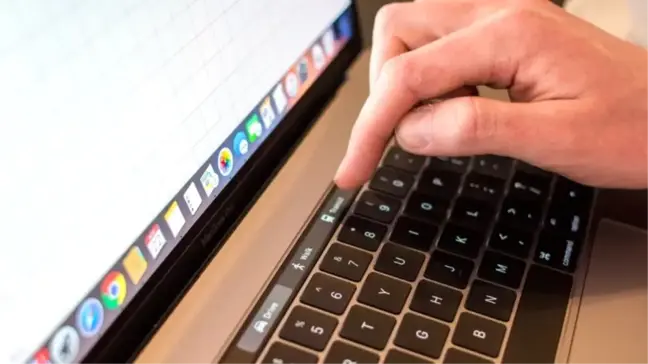 Macbook Pro'nun Touch Bar'ını Kullanarak Youtube Reklamlarını Atlayabilirsiniz