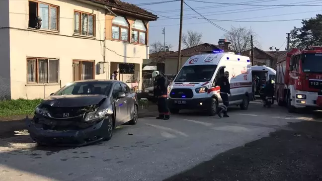 Düzce'de İki Otomobil Çarpıştı: 2 Yaralı