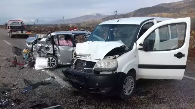 Otomobil ile Hafif Ticari Araç Çarpıştı: 3 Yaralı