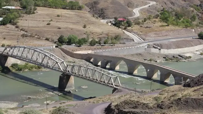 Tarihi Palu Köprüsü Ziyaretçilerini Bekliyor