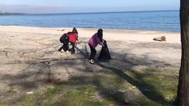 Öğrenciler Sahillerde Çöp Topladılar