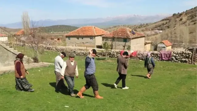 7 Haneli Köyde 14 Kişi Yaşıyor
