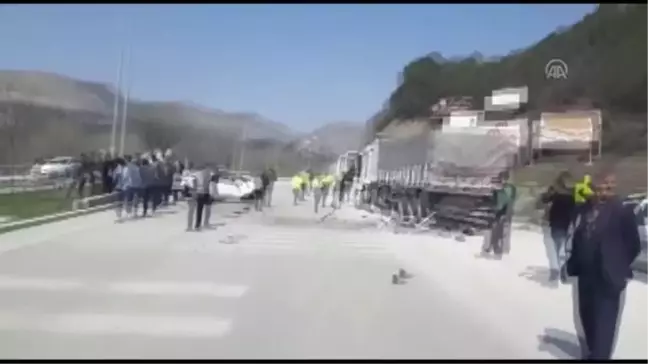 Otomobil Tıra Çarpıp Devrildi: 1 Ölü