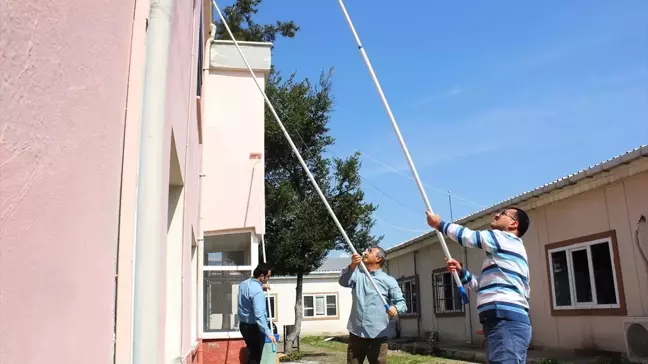 İl Sağlık Müdürü ve Başhekim Hastane Boyuyor